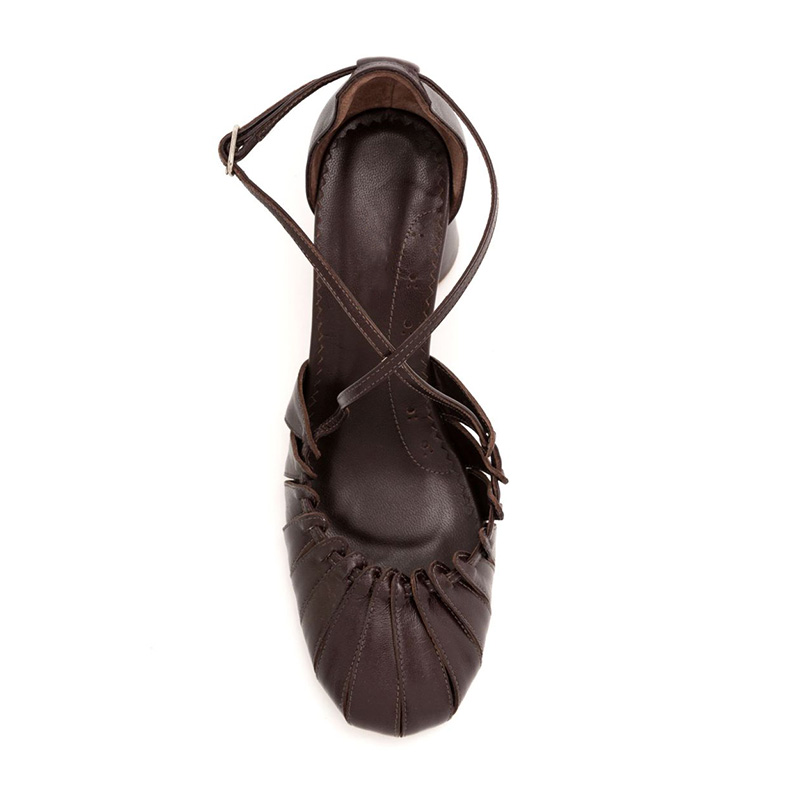 Sandales à talons de style Mary Jane en cuir marron foncé, à bout plissé