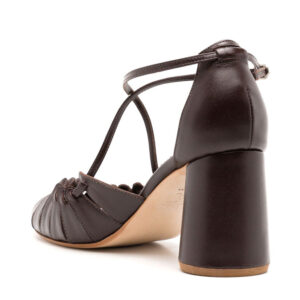 Sandales à talons de style Mary Jane en cuir marron foncé, à bout plissé