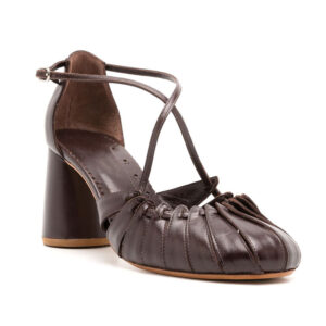 Sandales à talons de style Mary Jane en cuir marron foncé, à bout plissé