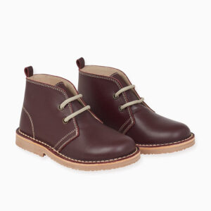 Botines chukka con cordones para niños en color burdeos