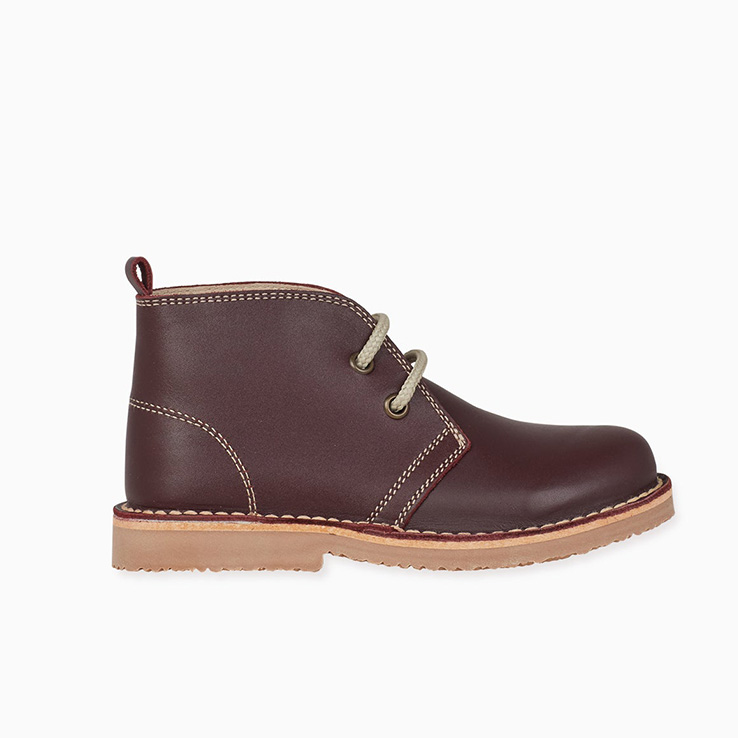 Botines chukka con cordones para niños en color burdeos