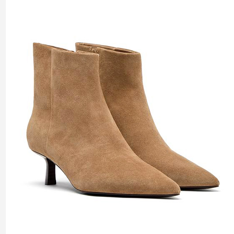 Botas de tobillo de gamuza color camel, con punta afilada y tacón bajo