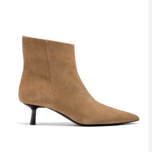 Botas de tobillo de gamuza color camel, con punta afilada y tacón bajo