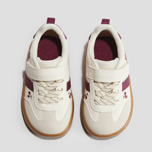Tenis casuales para niños color crema con bordado de cerezas y velcro