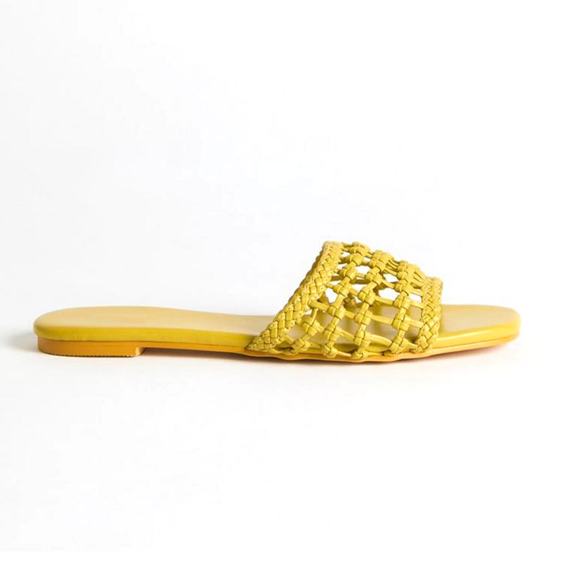 Sandalias tipo slide con puntera abierta y diseño trenzado