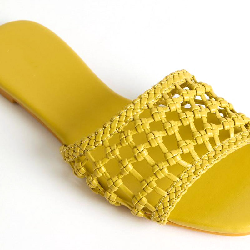 Sandalias tipo slide con puntera abierta y diseño trenzado