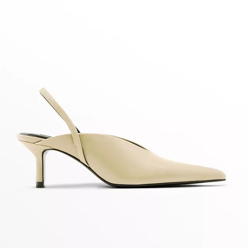 Zapatos de tacón bajo con punta afilada y talón abierto, de cuero color crema