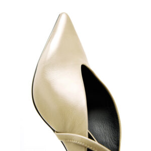 Zapatos de tacón bajo con punta afilada y talón abierto, de cuero color crema
