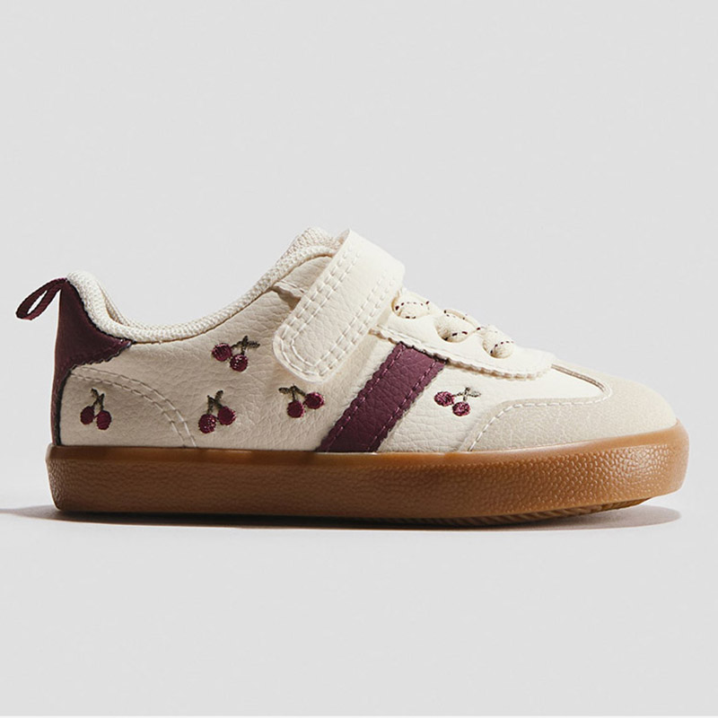 Tenis casuales para niños color crema con bordado de cerezas y velcro