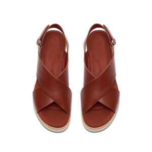 Sandalias de plataforma con cuña de corcho y cuero entrecruzado de color marrón