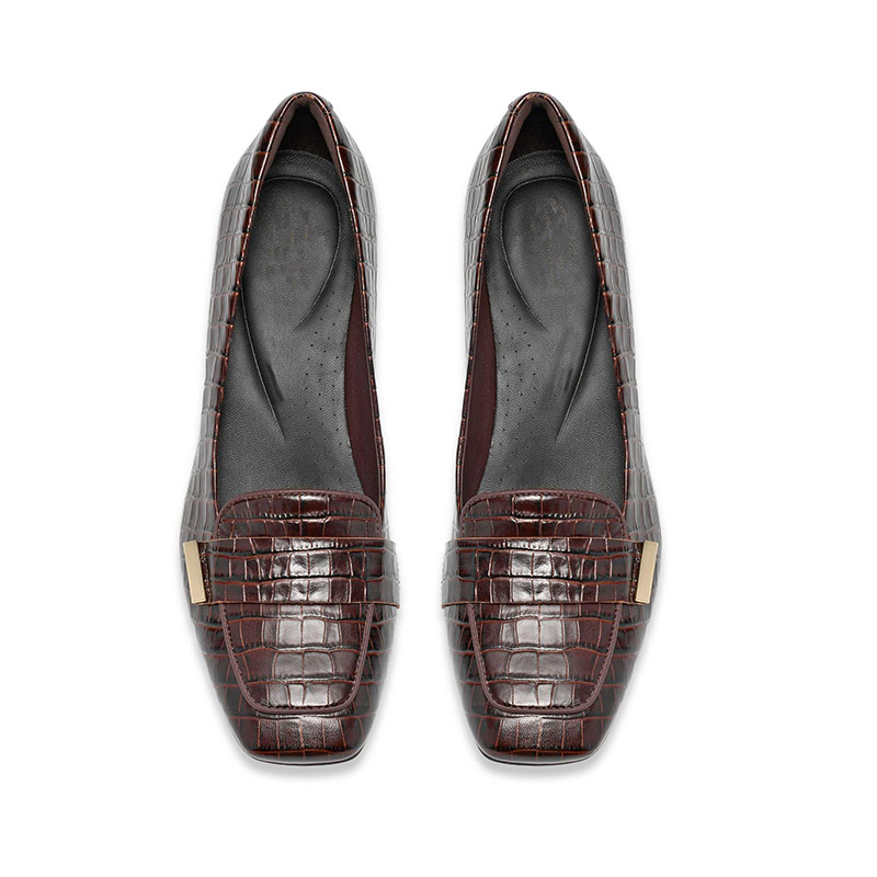 Zapatos tipo mocasín de tacón grueso con relieve de cocodrilo