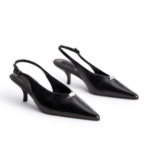 Escarpins à talons bas en cuir noir, bout pointu, à bride arrière et clous métalliques