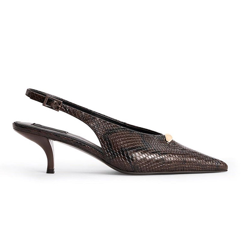 Zapatos de tacón bajo tipo kitten con punta afilada, estampado de serpiente y detalles metálicos dorados, con talón abierto