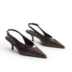 Zapatos de tacón bajo tipo kitten con punta afilada, estampado de serpiente y detalles metálicos dorados, con talón abierto