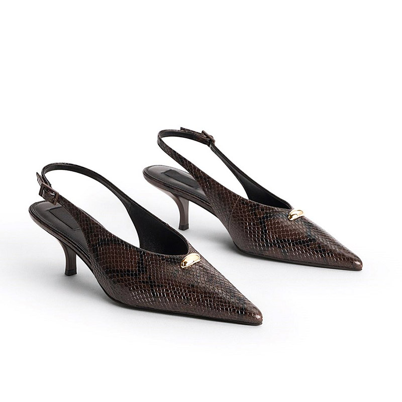 Zapatos de tacón bajo tipo kitten con punta afilada, estampado de serpiente y detalles metálicos dorados, con talón abierto