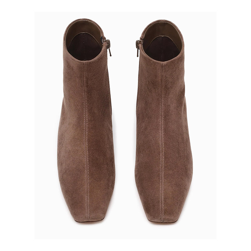 Bottines en daim taupe à bout carré et talon bloc bas