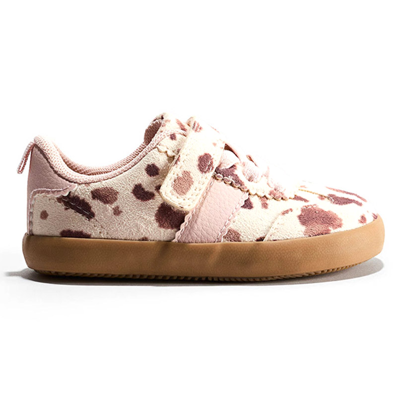 Tenis casuales para niños color crema con bordado de cerezas y velcro