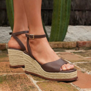 Sandales à talons compensés marron à lanières autour de la cheville, style espadrilles