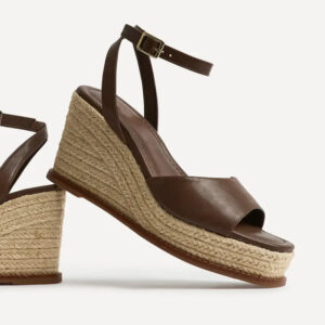 Sandales à talons compensés marron à lanières autour de la cheville, style espadrilles