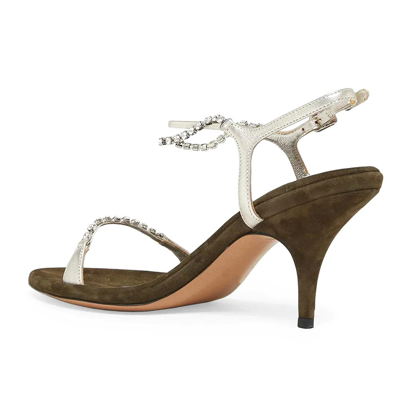 Sandales à talons aiguilles et bout pointu en daim olive, ornées de cristaux