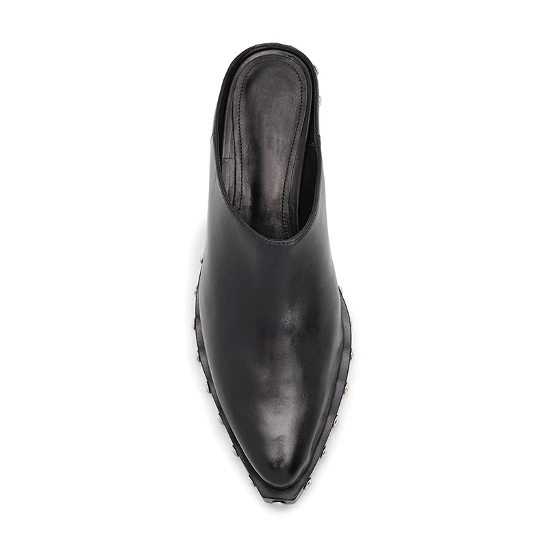 Mules de cuero negro con punta afilada, plataforma y tacón grueso con tachuelas