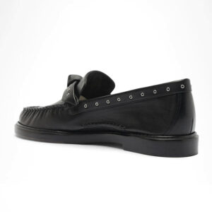 Mocasines de cuero negro suave con detalle de nudo, ribete con ojales y empeine fruncido