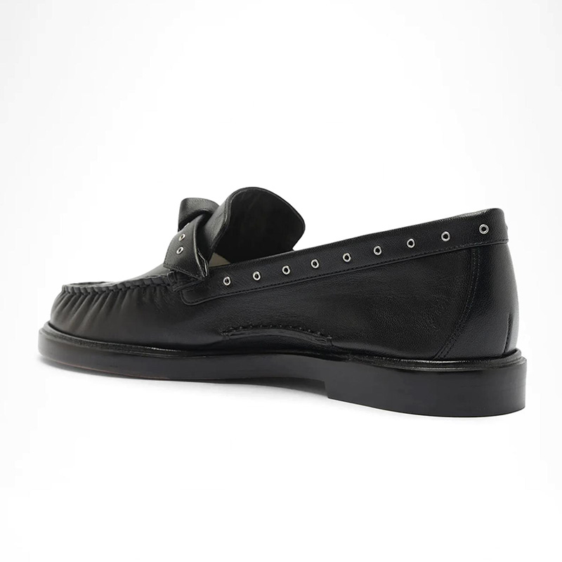 Mocasines de cuero negro suave con detalle de nudo, ribete con ojales y empeine fruncido