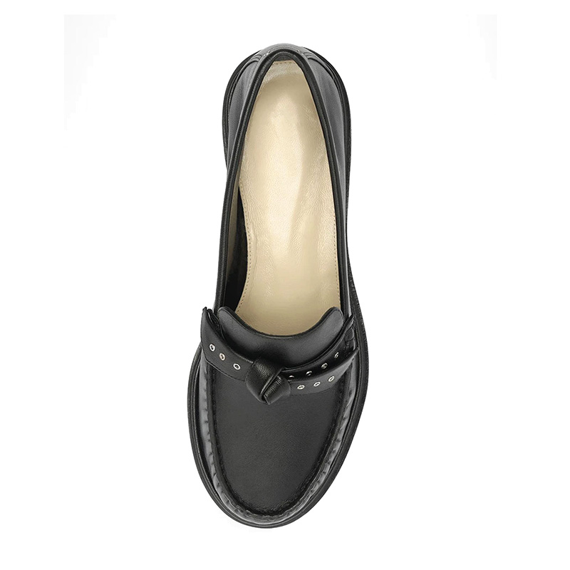 Mocasines de cuero negro suave con detalle de nudo, ribete con ojales y empeine fruncido