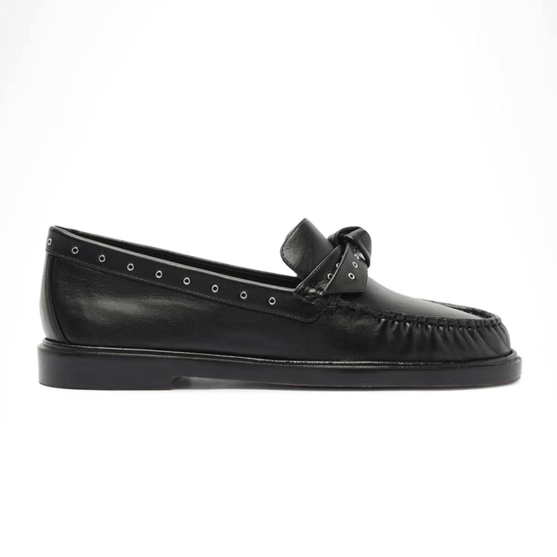 Mocasines de cuero negro suave con detalle de nudo, ribete con ojales y empeine fruncido