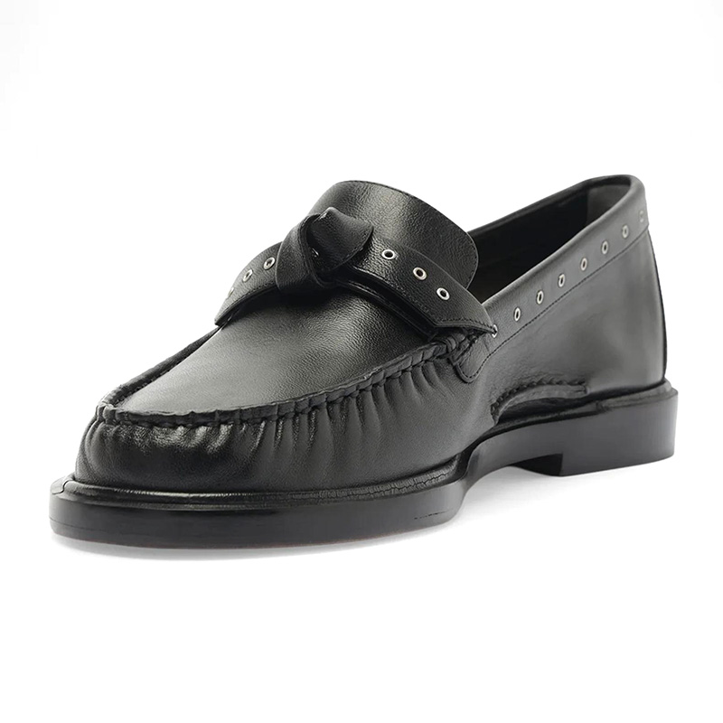 Mocasines de cuero negro suave con detalle de nudo, ribete con ojales y empeine fruncido