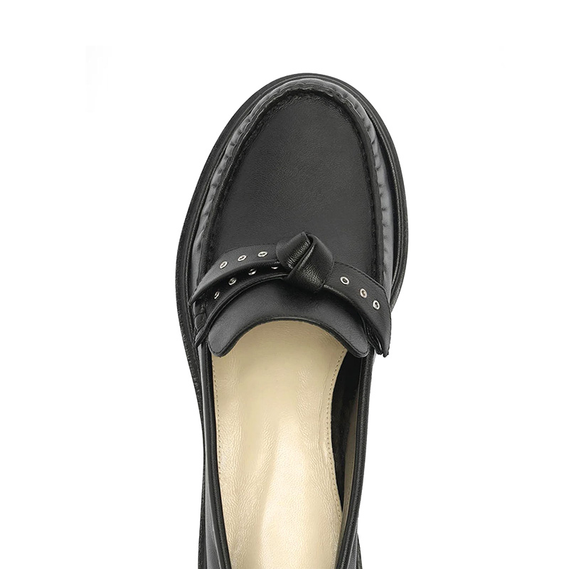 Mocasines de cuero negro suave con detalle de nudo, ribete con ojales y empeine fruncido