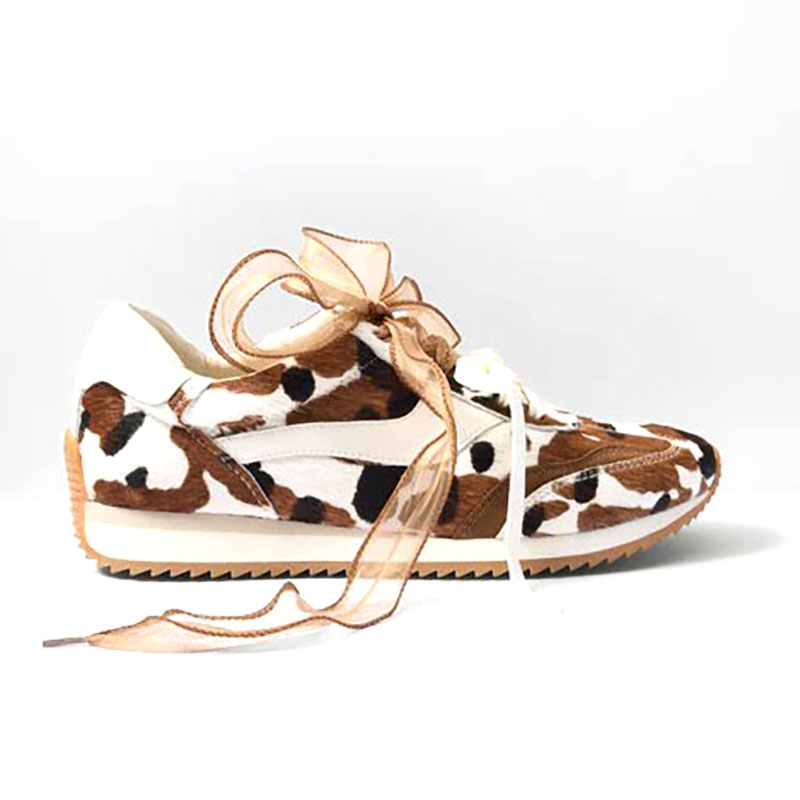 Tenis retro con cordones y estampado de vaca